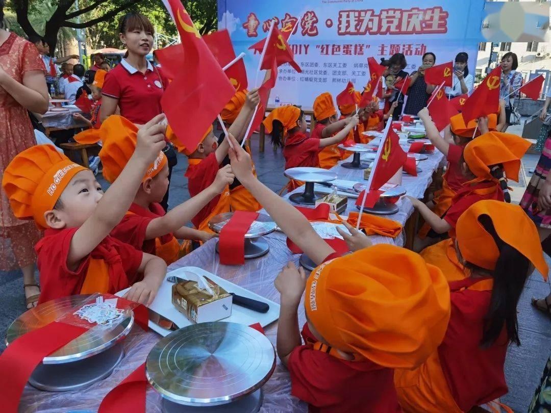 一男子偷喝路边车筐的奶茶后放回原位，“经常在超市附近出没，疑似流浪汉”